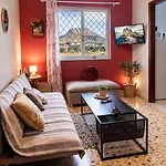 בית נופש Akrokorinthos View Family House - 3br - Terrace - Mountain View Near Ancient *