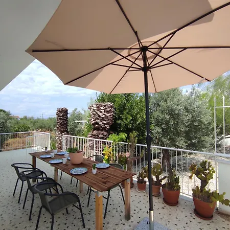Akrokorinthos View House *
