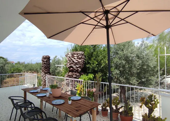 Akrokorinthos View Family House - 3Br - Terrace - Mountain View Near Ancient Corinth *