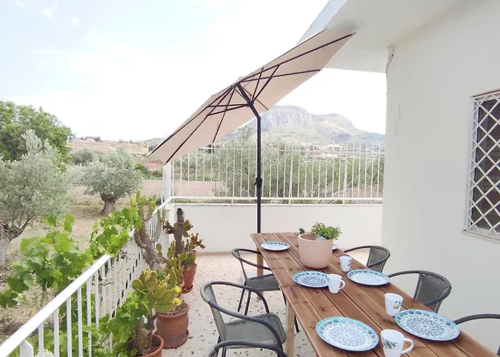 펜션 Akrokorinthos View Family House - 3Br - Terrace - Mountain View Near Ancient Corinth